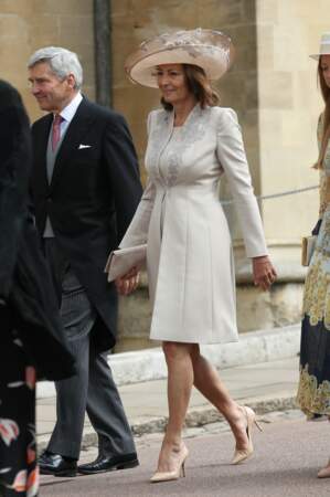 Carole Middleton, élégante dans un manteau blanc brodé au mariage de Gabriella Windsor, le 18 mai 2019