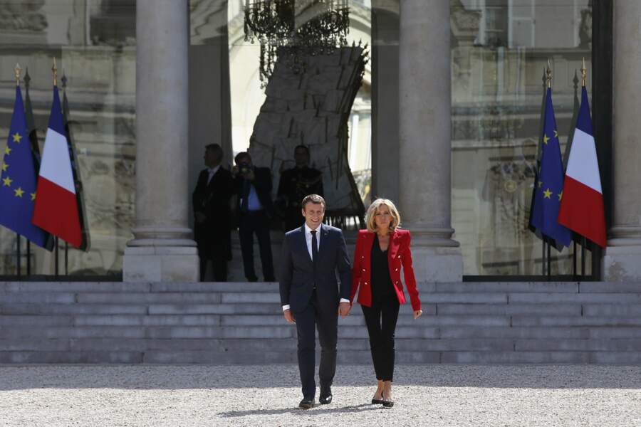 Le couple Macron main dans la main dans la cour de l'Elysée