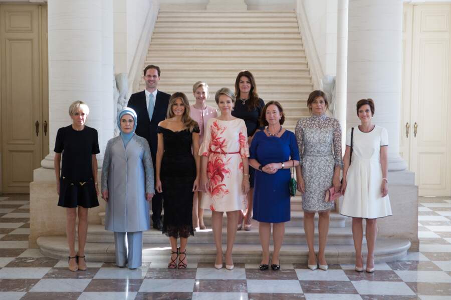 Photo officielle de l'OTAN des femmes de avec Brigitte Macron et Melania Trump