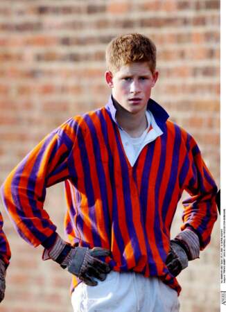 Le prince Harry joue au football au collège Eton en 2001