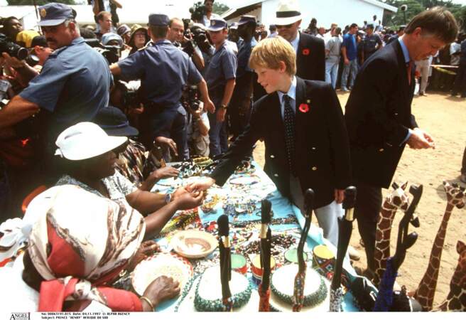 Harry visite un village lors d'un voyage en Afrique du Sud après le décès de sa mère Lady Diana, en 1997