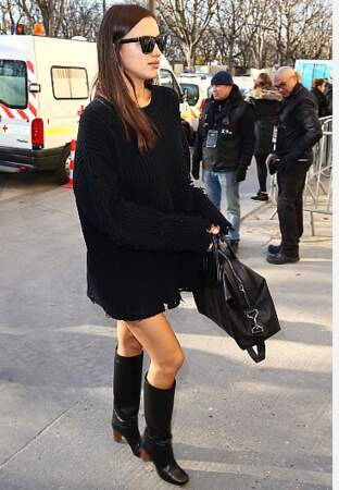 Irina Shayk, enceinte, crée la surprise lors du défilé Victoria's Secret parisien. 