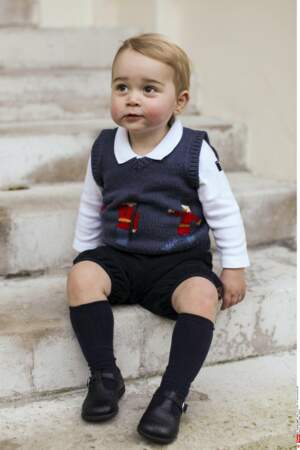Novembre 2014 : prince george avec son petit pull sans manches à l'effigie de la garde royale