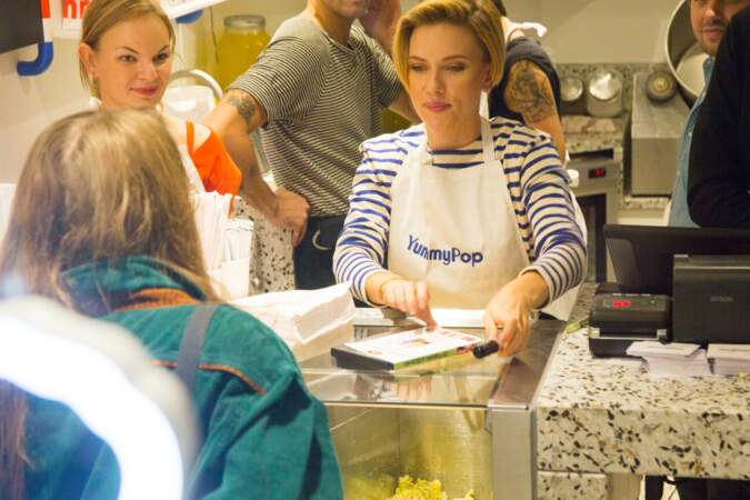 Scarlett Johansson dans sa boutique 'YummyPop' dans le quartier du Marais.