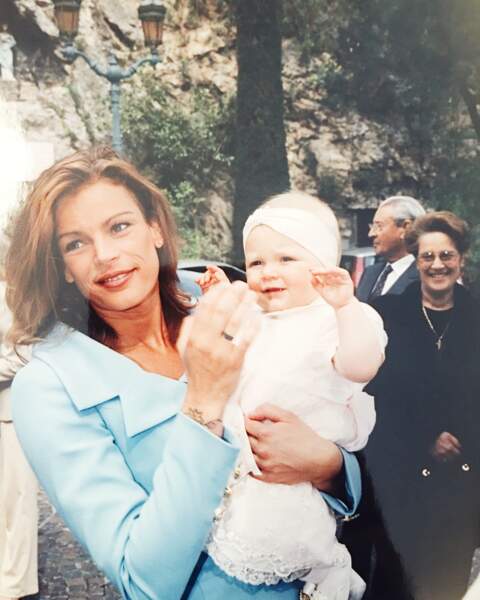 Camille Gottlieb dans les bras de sa maman la princesse Stéphanie de Monaco, à l'occasion de son baptême en 1998