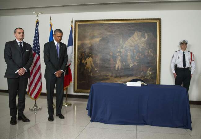 Barack Obama, moment de recueillement à l'ambassade de France