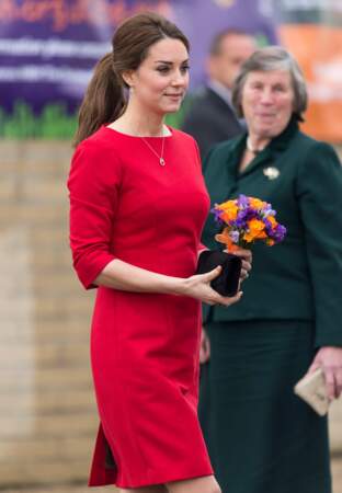 Avec son bouquet, la duchesse part à la rencontre des familles