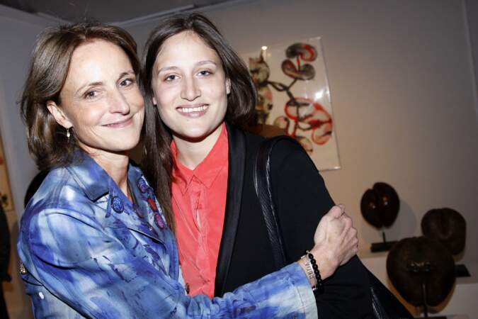 Victoire de Villepin et sa mère Marie-Laure au vernissage de l'exposition "Galopec", en 2013