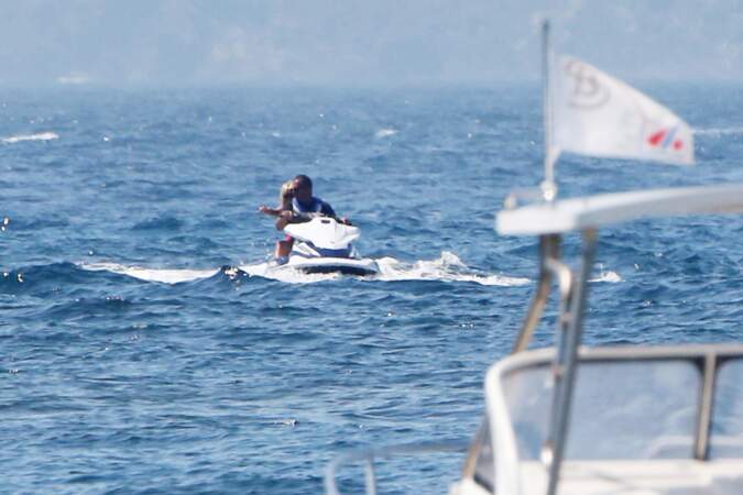 Brigitte Macron a délaissé la piscine du fort de Brégançon pour un tour en jet-ski