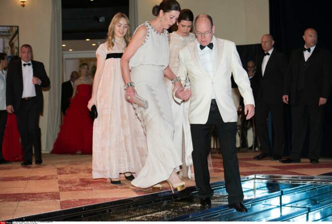 Le prince Albert II de Monaco aide sa soeur Caroline de Monaco à faire ses premiers pas sur le dancefloor