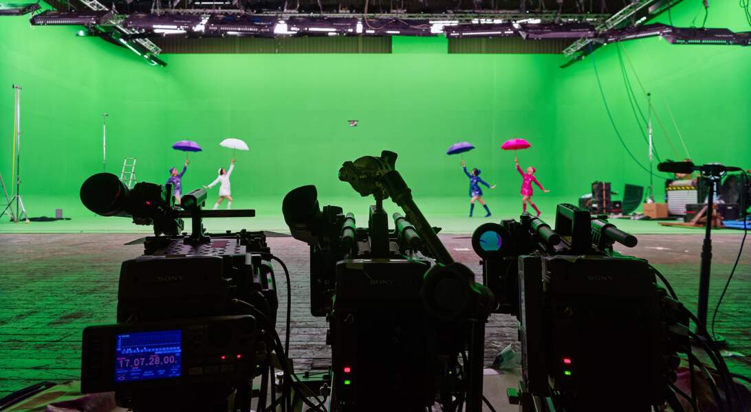Des acteurs aux morphologies identiques aux artistes ont été filmés sur fond vert.