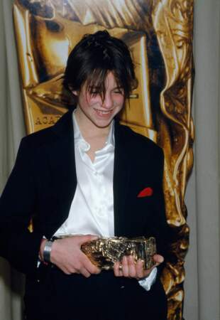 Charlotte Gainsbourg affirme déjà un style rock et boyish en costume noir et chemise blanche lors des César en 1986