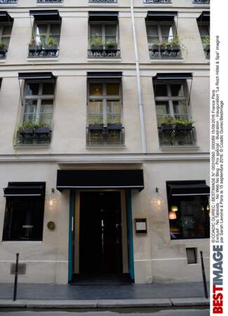 L'hôtel est situé 28 rue Saint Roch à Paris
