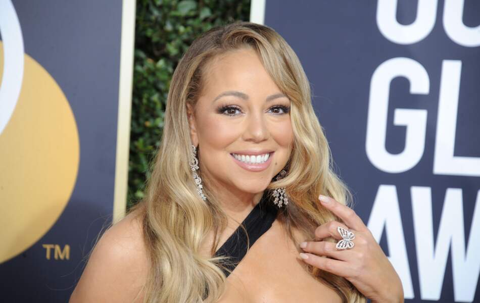 Mariah Carey avait également choisi de relâcher sa chevelure blonde, légèrement ondulée. 