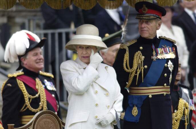 Elizabeth II essuie une larme lors d'un défilé durant son jubilé d'or, le 5 juillet 2002