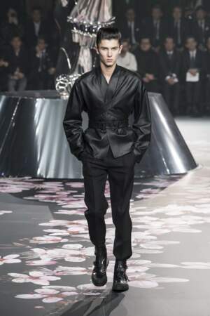 Le prince Nikolai de Danemark défilant pour Dior à Tokyo en novembre 2018