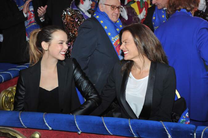 Moment de complicité entre Pauline et Stéphanie de Monaco, en total look noir, lors du festival du cirque 2013