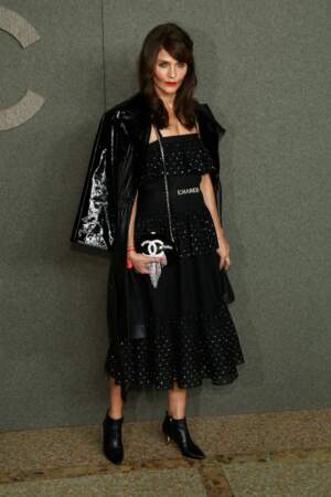 Helena Christensen rock en robe à pois et perfecto en cuir chez Chanel