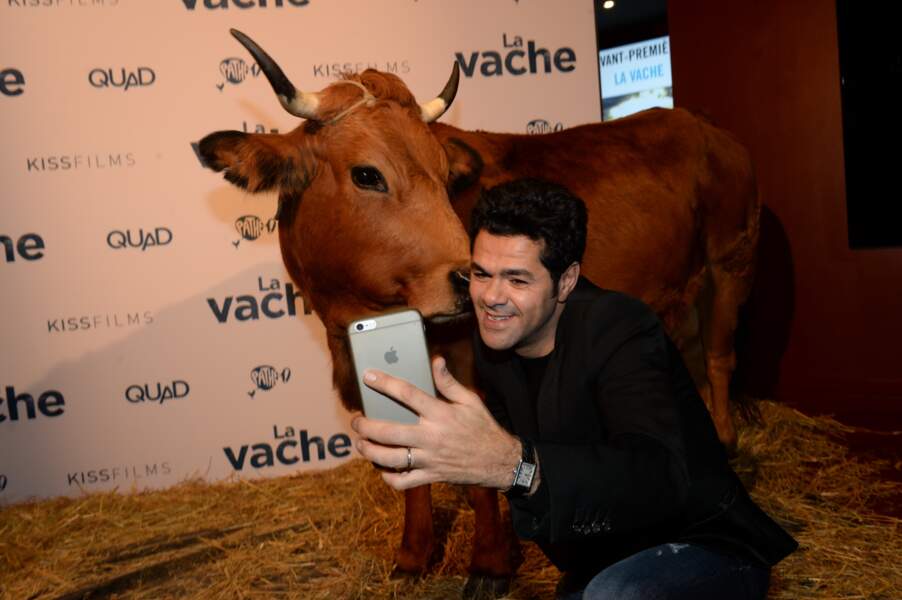 Jamel Debbouze fait un selfie avec la vache