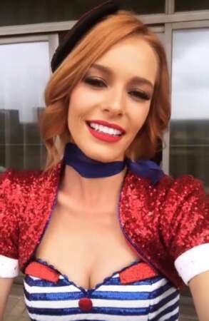 Maëva Coucke présente son costume national pour le concours Miss Monde