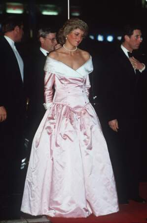 La princesse Diana en robe rose à épaules dénudées dessinée par Catherine Walker, à l'opéra de Berlin en 1987