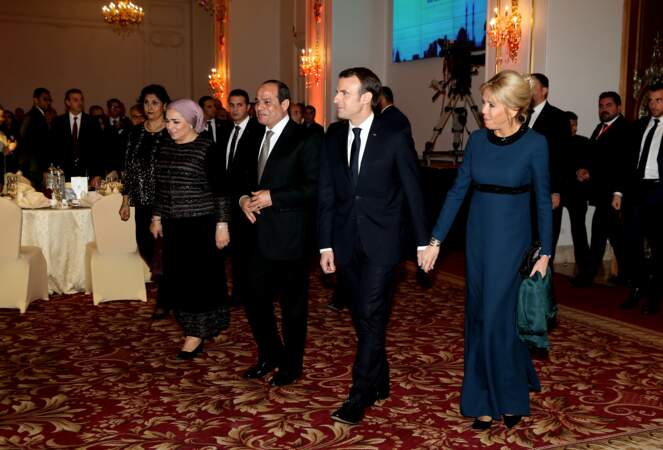 Brigitte Macron toujours très élégante en chignon haut et robe longue jusqu'aux pieds