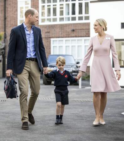 Le prince George timide ne lâche pas la main de son père William et de la directrice de l'école