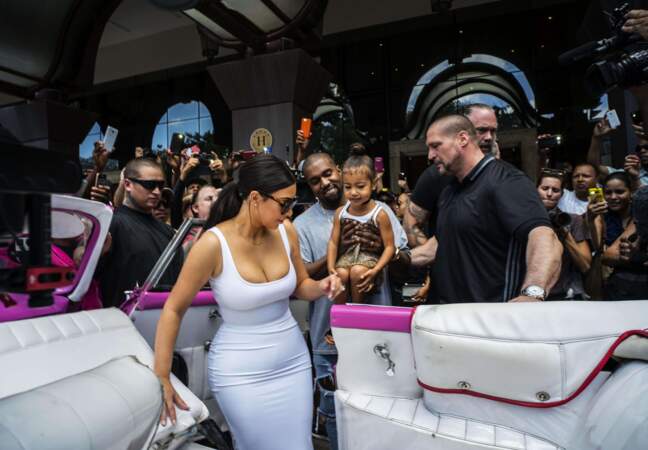 Les Kardashians à Cuba, ici Kim, Kanye West et North 