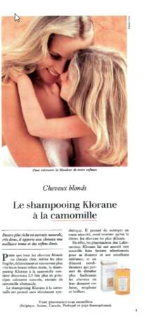Maman et petites filles blondes partagent le même shampooing à la camomille