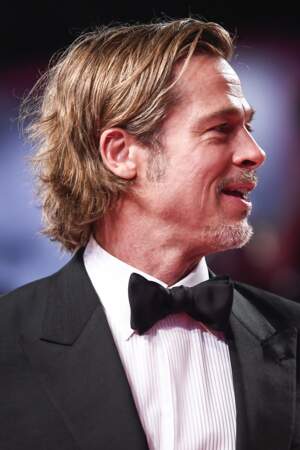 petite barbe taillée et cheveux longs, Brad Pitt porte beau ses 55 printemps