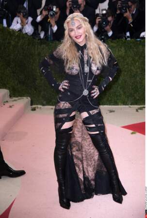 Madonna porte aussi des dessous noirs, à défaut d'être chics.