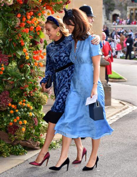 Cressida Bonas, l'ex du Prince Harry, associe une robe bleue à motif à un simple serre-tête sobre.