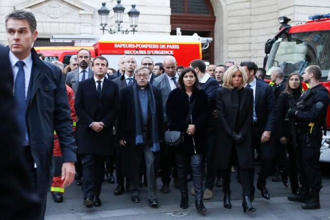 Brigitte Macron, très émue, à son arrivée sur le parvis de Notre-Dame de Paris ce lundi 15 avril
