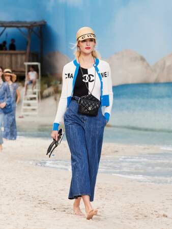 Tendance maillot : chez Chanel, le maillot une pièce se porte comme un body pour un look Riviera revisité.