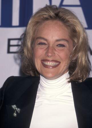 Tout sourire, en 1996, c'est la coupe du moment qu'a choisi Sharon Stone