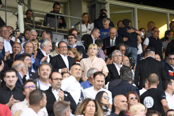 François Hollande et Julie Gayet semblaient très concentrés dans les tribunes du stade 