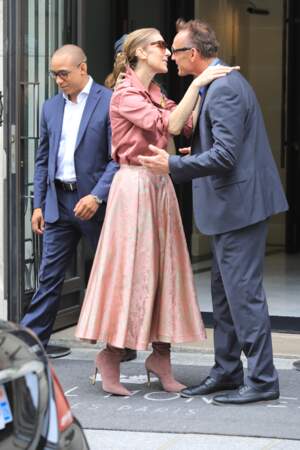 Céline Dion fête un joyeux anniversaire à son garde du corps, Olivier, en sortant de son hôtel, le "Royal Monceau",