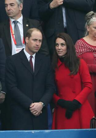Hier au stade de France, Kate Middleton a opté pour un sublime manteau rouge signé Carolina Herrera.