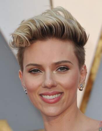 Scarlett Johansson affiche une coupe courte et des pointes polaires super tendance