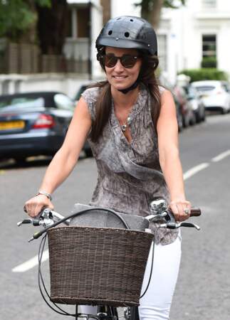 Même pour une balade à vélo, Pippa Middleton porte sa bague de fiançailles estimée à 235 000 euros  