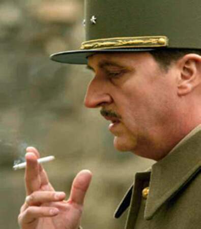 Bernard Farcy prête ses traits au Général de Gaulle dans le téléfilm Le grand Charles, diffusé en 2006