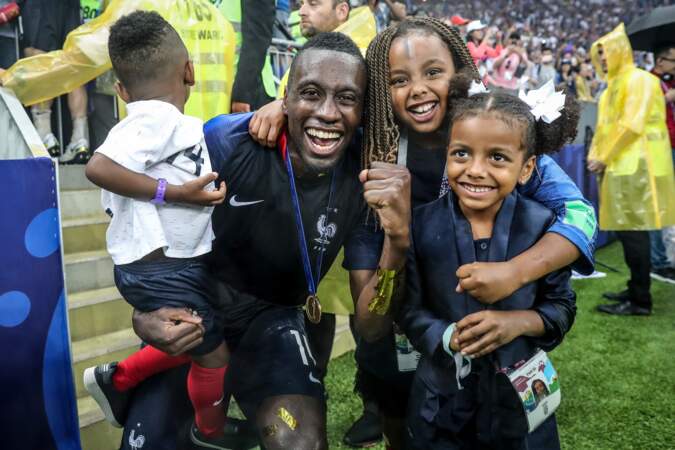Blaise Matuidi, tout sourire, avec ses trois enfants dans les bras après la victoire à la Coupe du monde