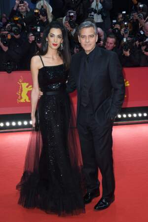Amal Clooney fait de l'élégance sa priorité ici en robe de soirée avec George Clooney à Cannes en 2016