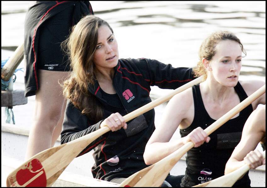 Kate Middleton s'entraîne à l'aviron sur la Tamise pour le challenge Cross Channel, le 1er aout 2007