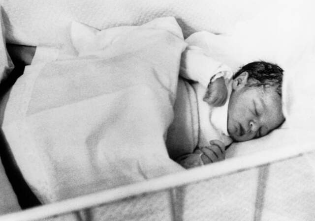 David Hallyday, le 15 août 1966, lendemain de sa naissance, à la Clinique du Belvédère, à Boulogne-Billancourt.