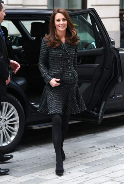 Kate Middleton très chic en tailleur-jupe courte Dolce & Gabbana qui dévoile ses jambes.