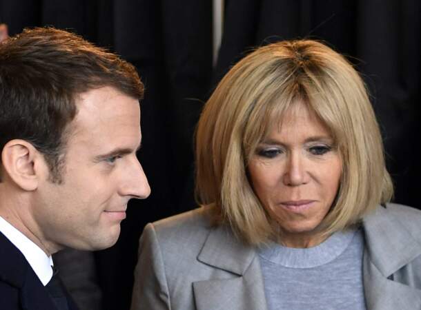 Brigitte Macron avait opté pour un brushing plus soigné que d’habitude, ses cheveux coupés au carré bien lissés