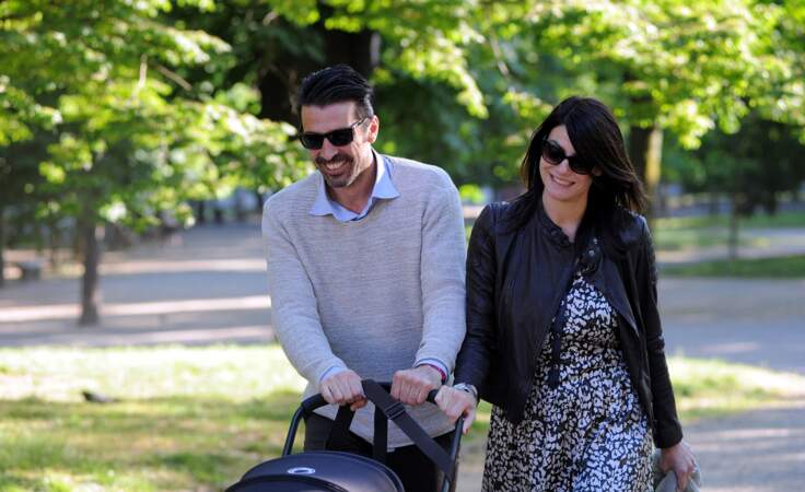 Gianluigi Buffon et sa compagne Ilaria d'Amico promènent leur fils Leopoldo en 2016