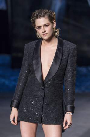 Kristen Stewart, l'égérie Chanel du parfum Gabrielletrès glamour en veste de smoking ouverte sur son joli décolleté