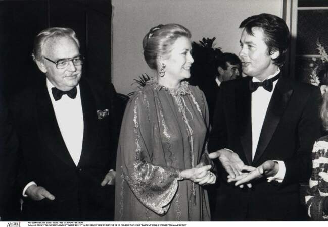 Grace Kelly entourée de son mari le prince Rainier de Monaco et du comédien Alain Delon